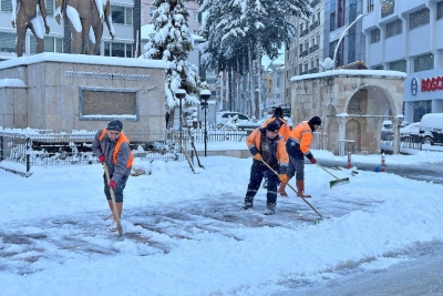 BAFRA BELEDİYESİNİN YOĞUN KAR MESAİSİ SÜRÜYOR